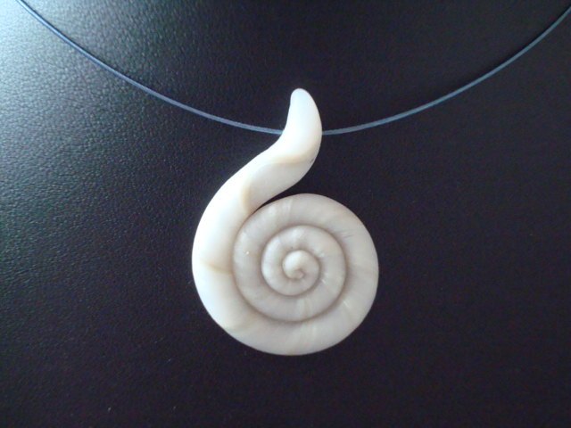 Schnecke-an-Edelstahldraht